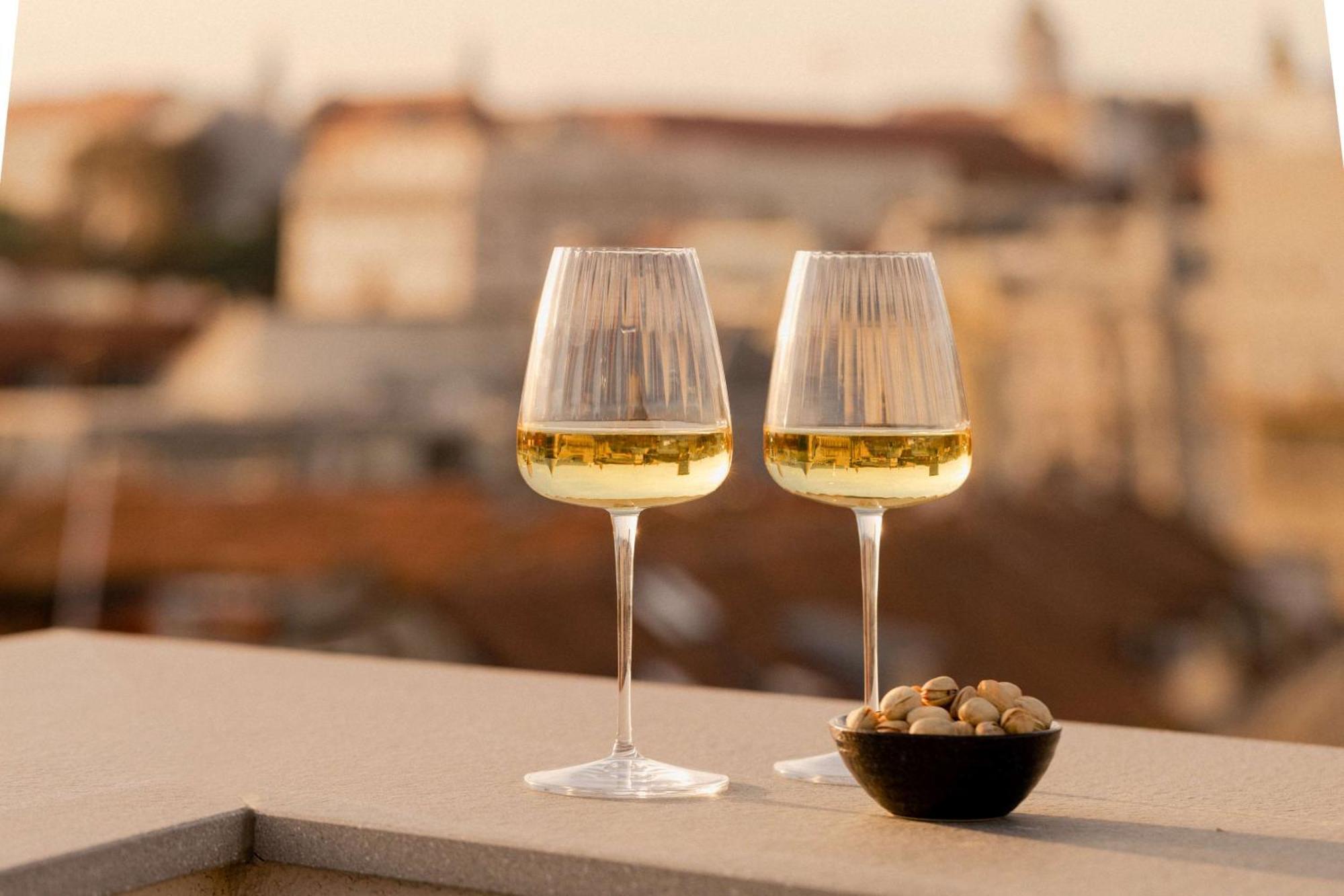 Art'Otel Zagreb, Powered By Radisson Hotels Εξωτερικό φωτογραφία Two glasses of sherry