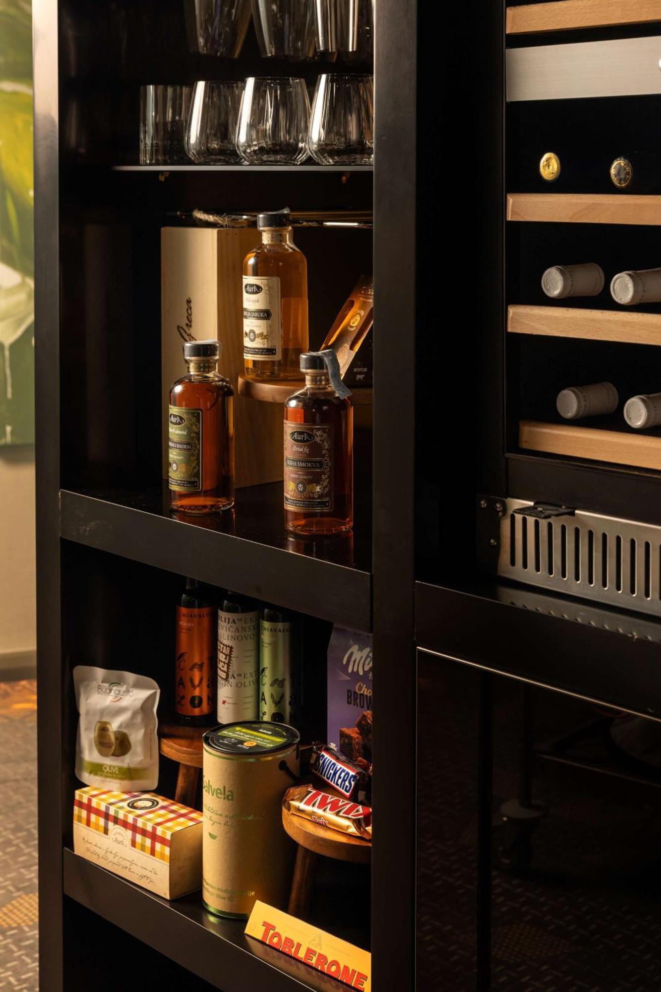 Art'Otel Zagreb, Powered By Radisson Hotels Εξωτερικό φωτογραφία A wine cooler