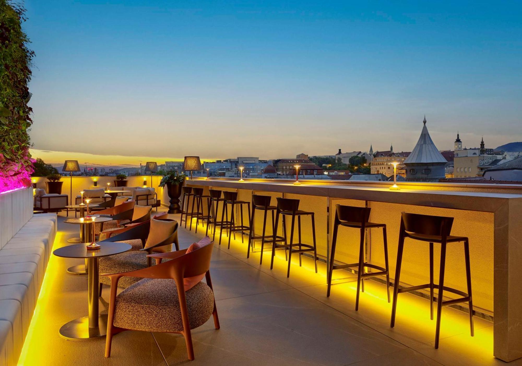 Art'Otel Zagreb, Powered By Radisson Hotels Εξωτερικό φωτογραφία The rooftop bar at the Hotel